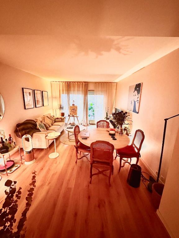 un salon avec une table et des chaises dans l'établissement Charming flat beside Champs-Élysées, à Paris