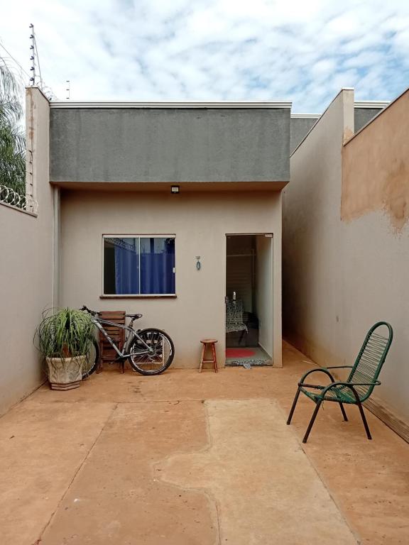 a bike parked next to a building with a window at Casa Linda em campo grande in Campo Grande