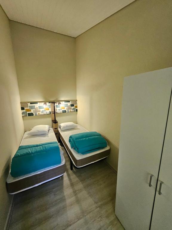 Postel nebo postele na pokoji v ubytování Joli Cottage Confort 1 chambre en forêt au Village Vacances