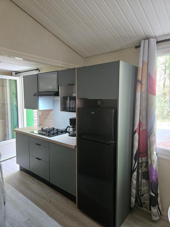 Kuchyň nebo kuchyňský kout v ubytování Joli Cottage Confort 1 chambre en forêt au Village Vacances