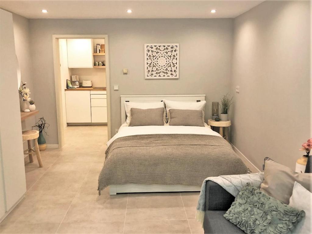 Un dormitorio con una cama grande y un sofá. en Lifestyle Apartment, en Schwabach