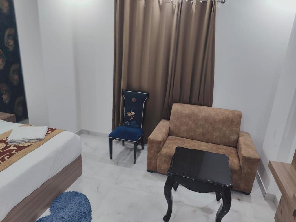 Posezení v ubytování Decent Suites - Hotel & Restaurant Near IGI Airport