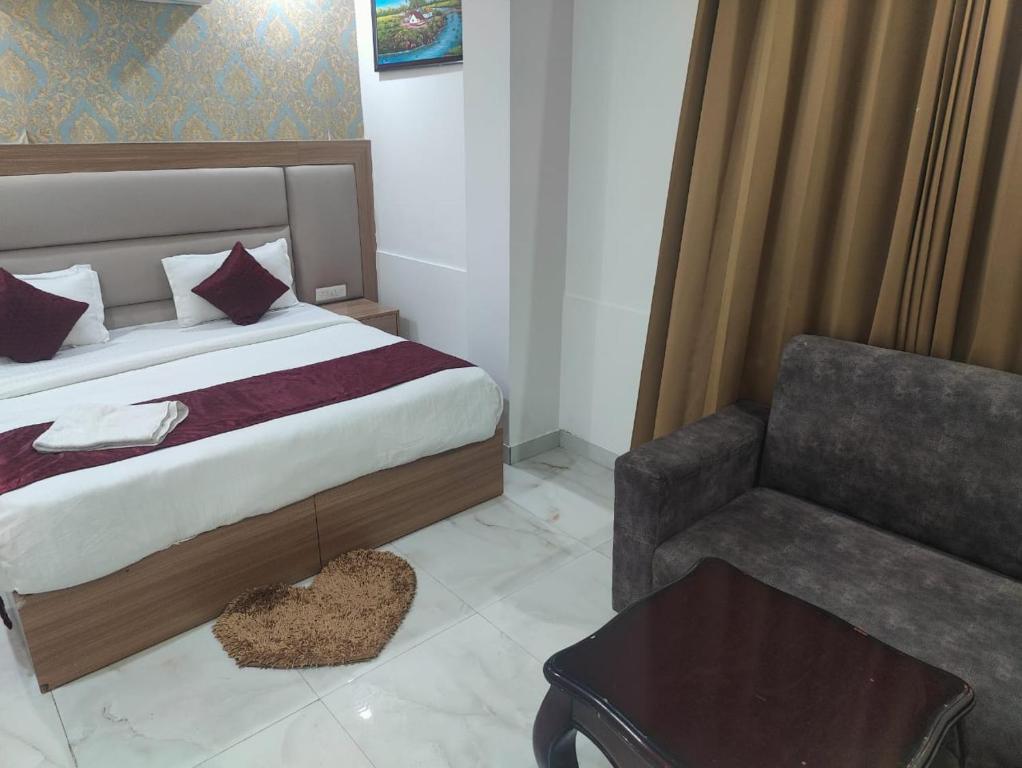 Postel nebo postele na pokoji v ubytování Decent Suites - Hotel & Restaurant Near IGI Airport