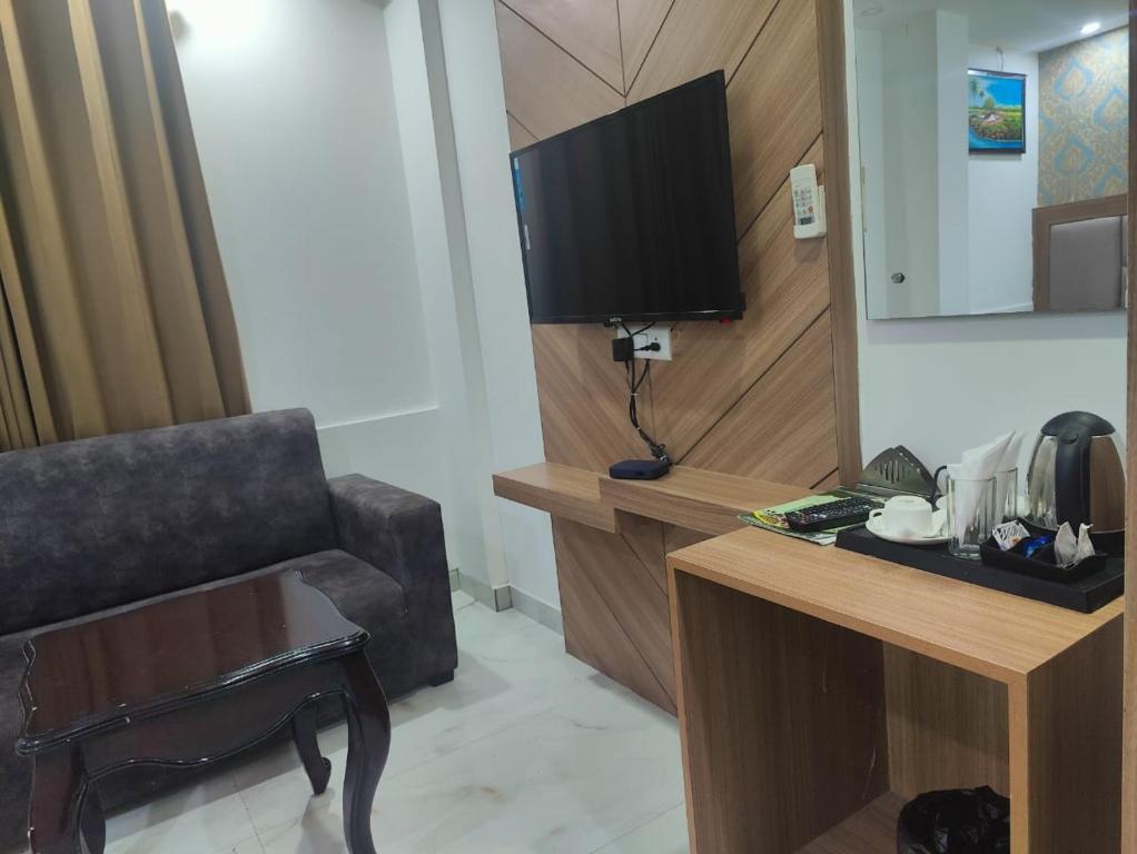 TV a/nebo společenská místnost v ubytování Decent Suites - Hotel & Restaurant Near IGI Airport