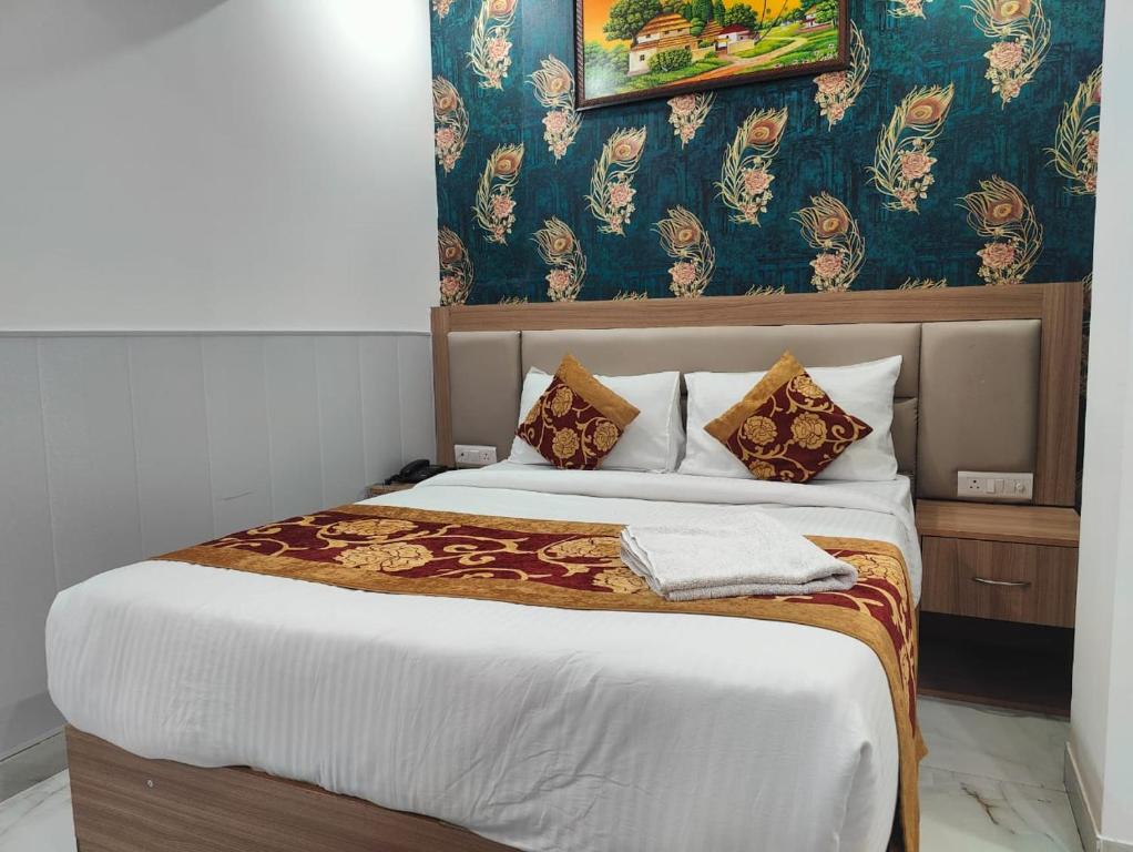 Postel nebo postele na pokoji v ubytování Decent Suites - Hotel & Restaurant Near IGI Airport
