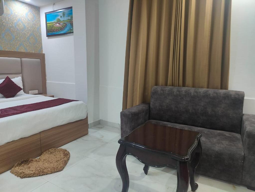 Postel nebo postele na pokoji v ubytování Decent Suites - Hotel & Restaurant Near IGI Airport