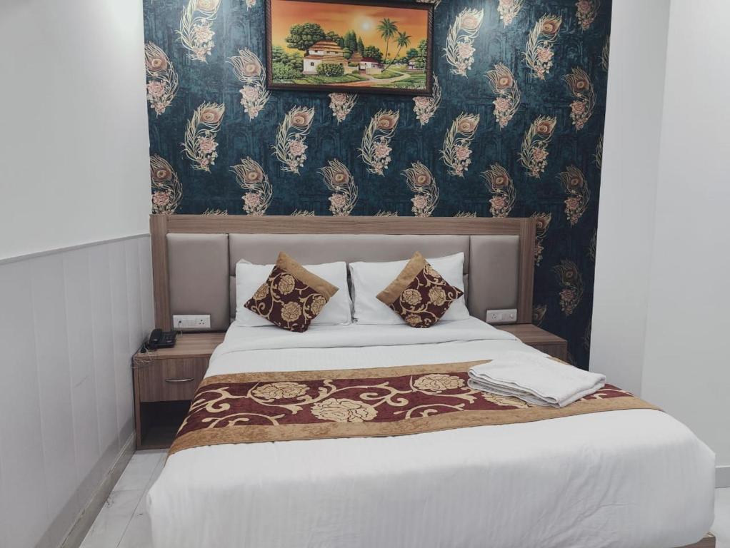 Postel nebo postele na pokoji v ubytování Decent Suites - Hotel & Restaurant Near IGI Airport