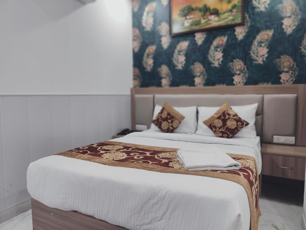 Postel nebo postele na pokoji v ubytování Decent Suites - Hotel & Restaurant Near IGI Airport