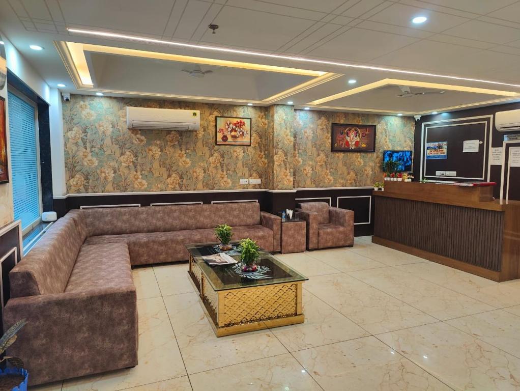 Posezení v ubytování Decent Suites - Hotel & Restaurant Near IGI Airport