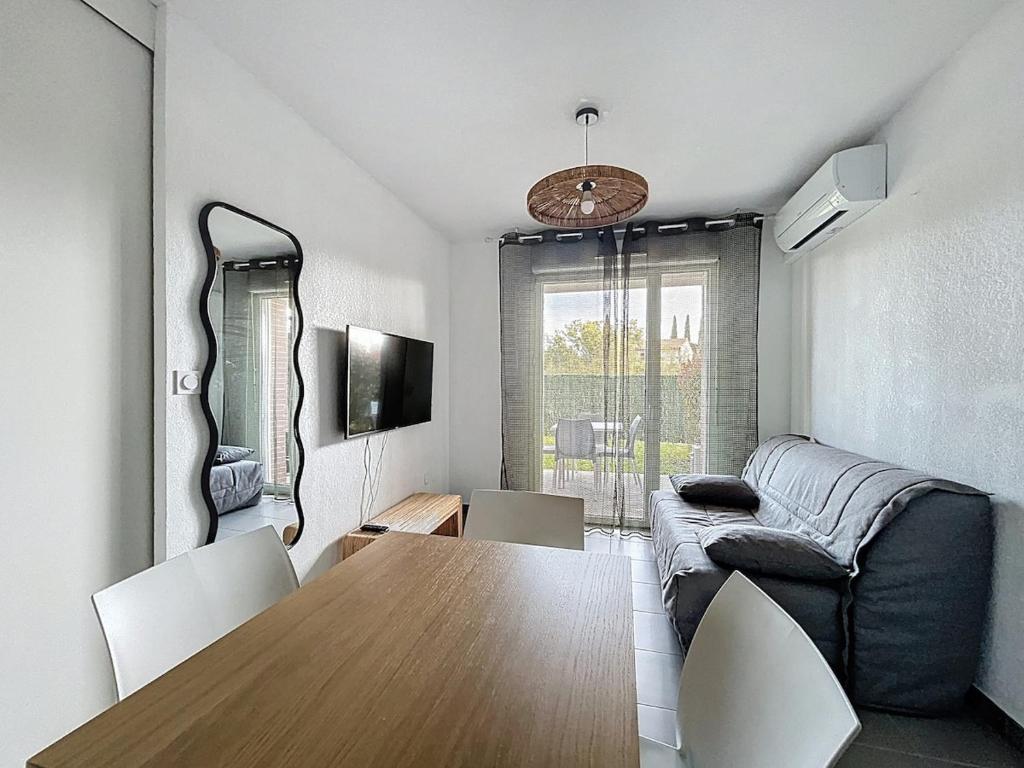 un salon avec une table et un canapé dans l'établissement 3652-Appartement 4 couchages avec piscine, à Argelès-sur-Mer