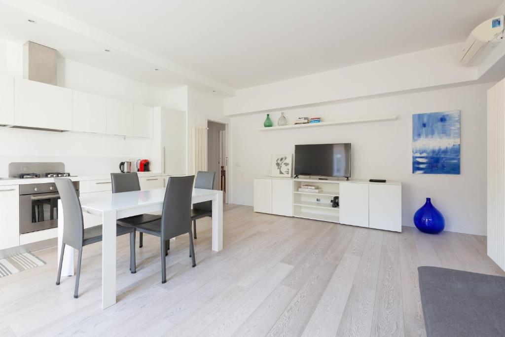 GuestHost - Navigli Modern Apartment with Balcony