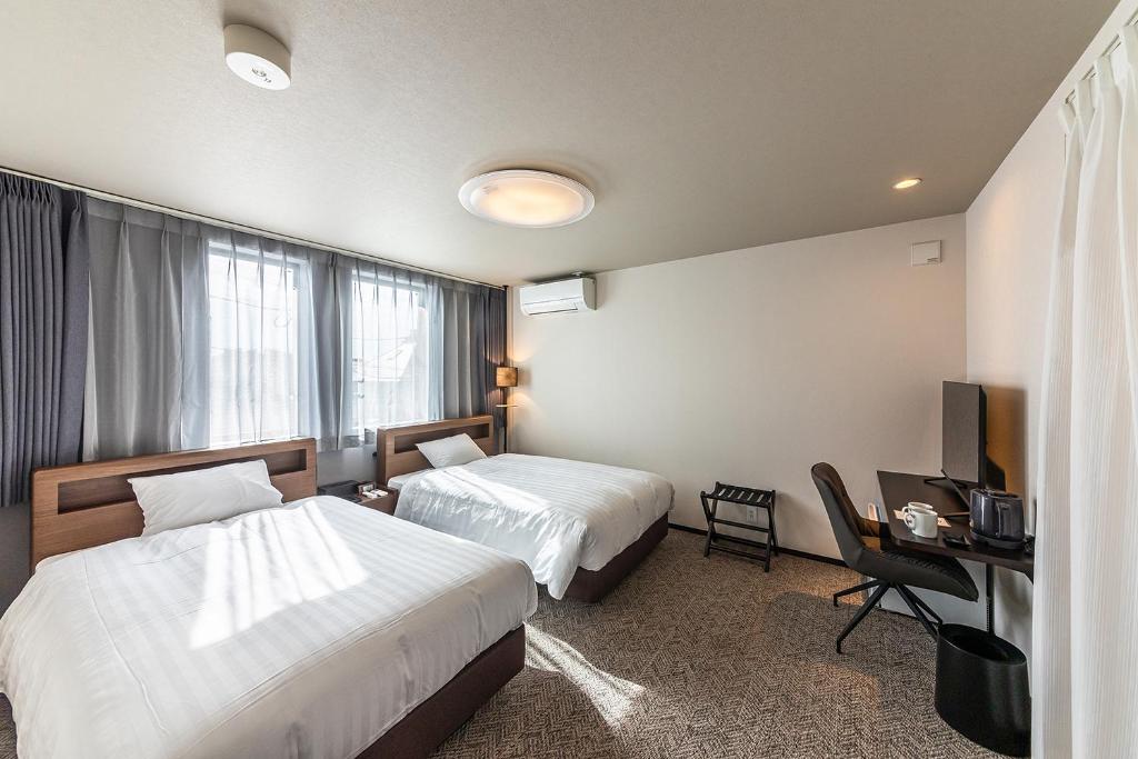 Giường trong phòng chung tại Wonders Hotel