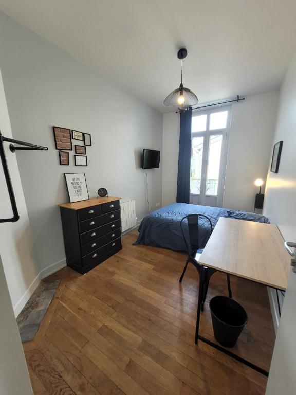 TV a/nebo společenská místnost v ubytování Chambre dans colocation - Valence -