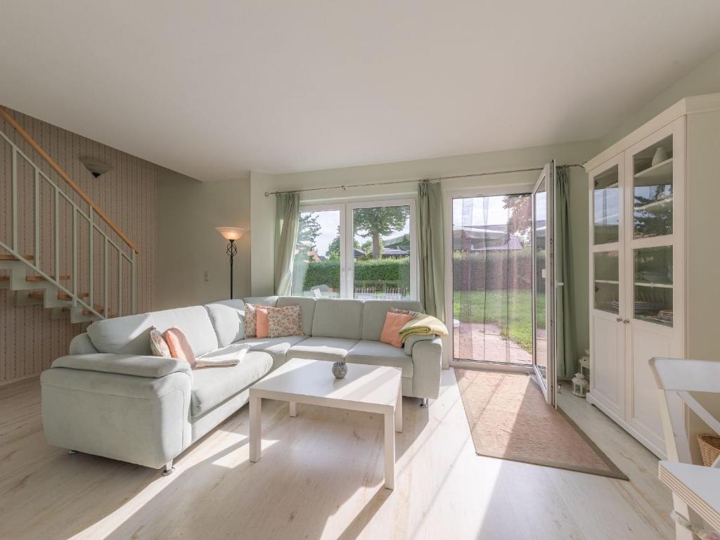 a living room with a couch and a table at Kornblume_DH in Groß Kelle