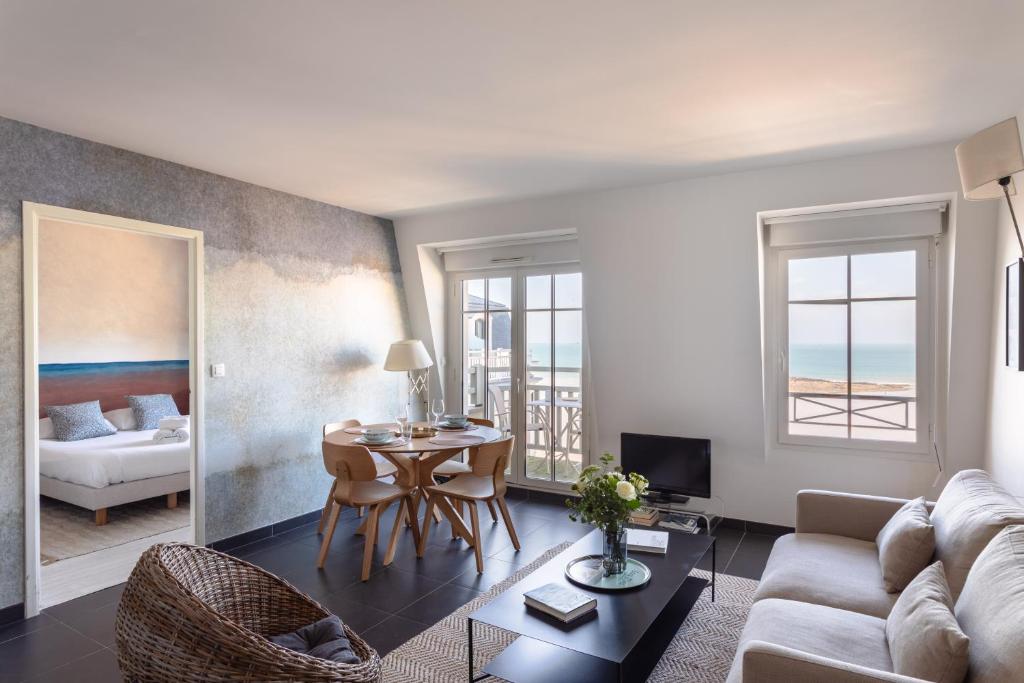 un salon avec une table et un canapé dans l'établissement Le Grand Sillon, à Saint-Malo