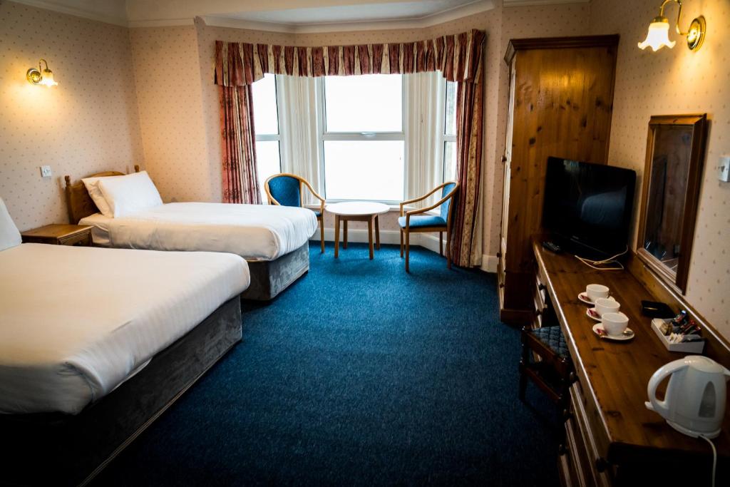 Postel nebo postele na pokoji v ubytování Channel View Hotel