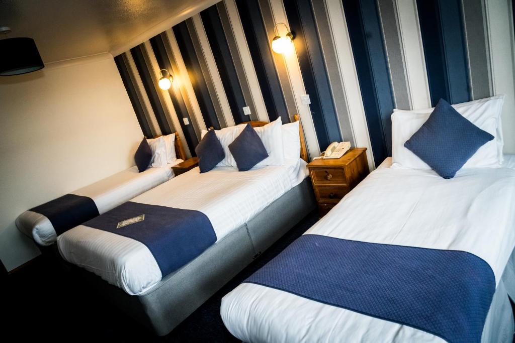 Postel nebo postele na pokoji v ubytování Channel View Hotel