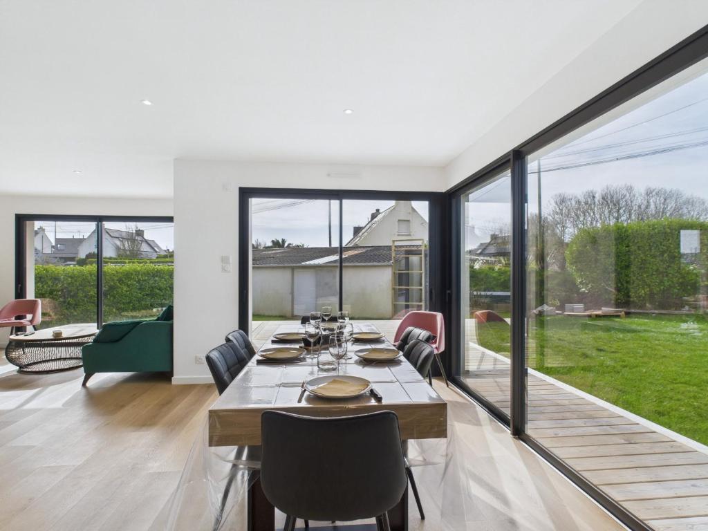 une salle à manger avec une table et des chaises dans l'établissement Maison moderne pour 8 à 400m de la plage, à Plouguerneau