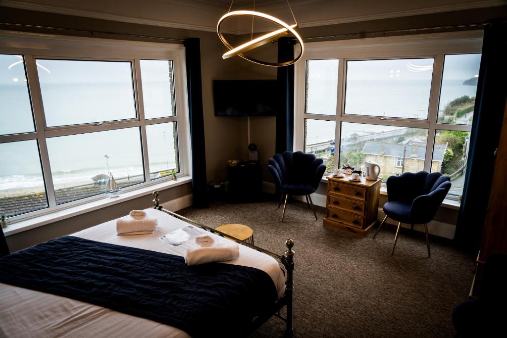 Postel nebo postele na pokoji v ubytování Channel View Hotel