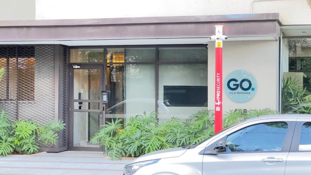 a car parked in front of a go store at Go Vila Mariana - Studio 7 min. a pé do Metrô in Sao Paulo