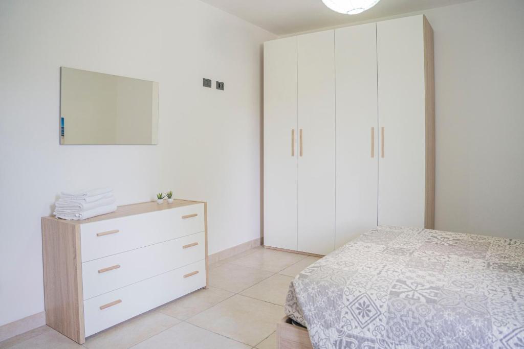 Łóżko lub łóżka w pokoju w obiekcie 065 - VILLA LETIZIA, Elegante 2 PISCINA e Natura, 10 minuti da MARE e SPIAGGIE