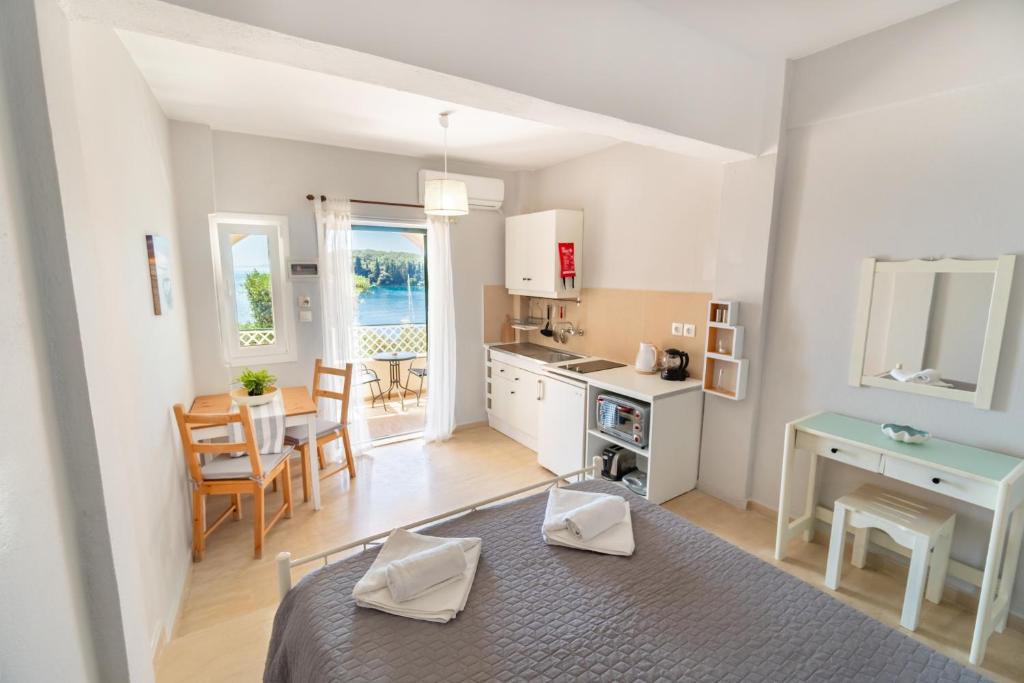 Kuchyň nebo kuchyňský kout v ubytování Votsalo Kalami Apartments