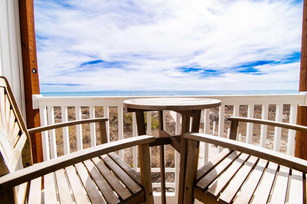 ein Tisch auf einem Balkon mit Blick auf das Meer in der Unterkunft Windy Waves Top Location w Pool in Myrtle Beach