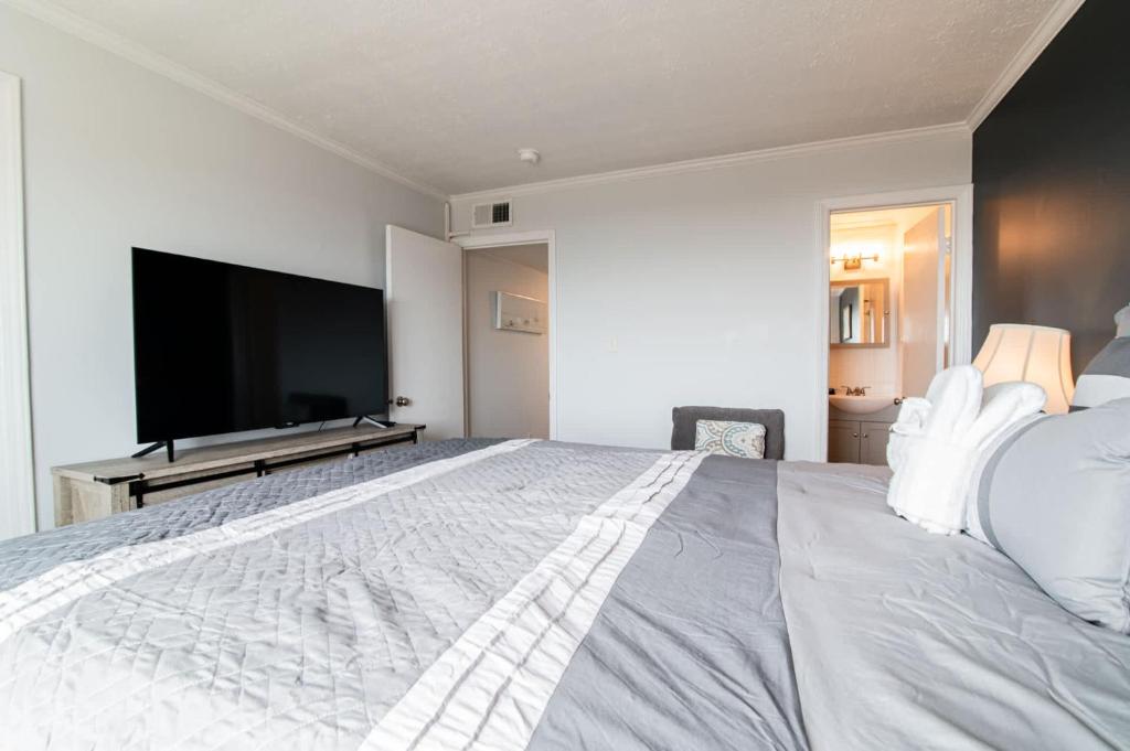 Ein Bett oder Betten in einem Zimmer der Unterkunft Windy Waves Top Location w Pool