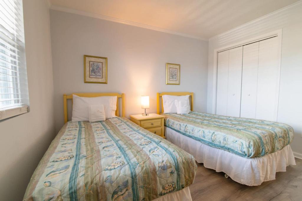 Ein Bett oder Betten in einem Zimmer der Unterkunft Windy Waves Top Location w Pool