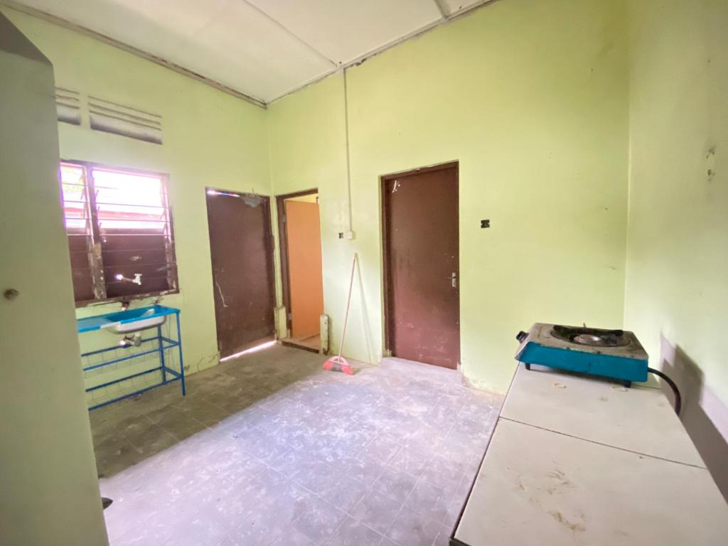 an empty room with a room being remodeled at MY Gunung Homestay Vintage in Bachok