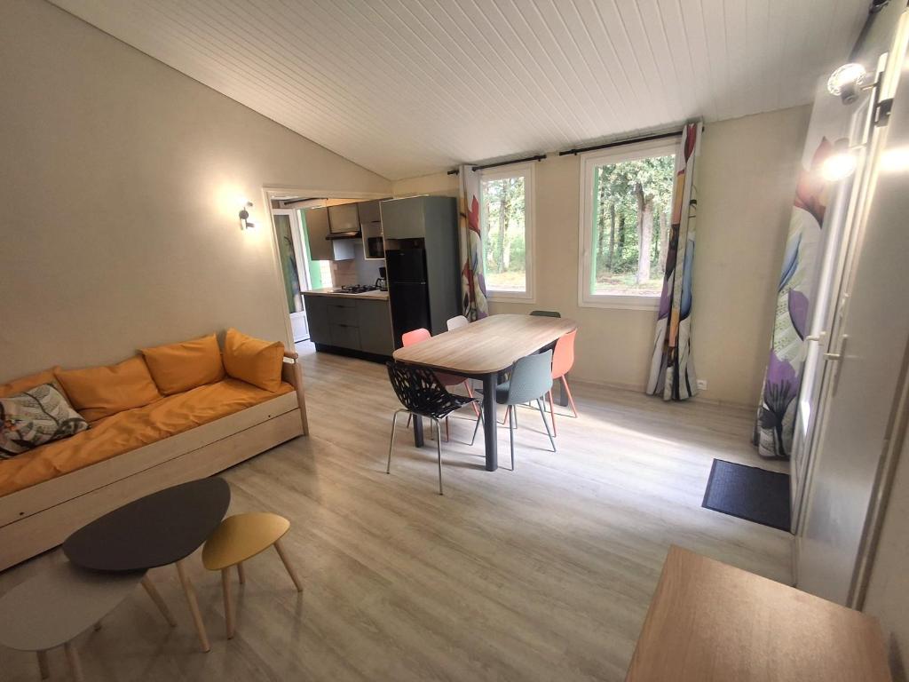 Posezení v ubytování Joli Cottage Confort 1 chambre en forêt au Village Vacances