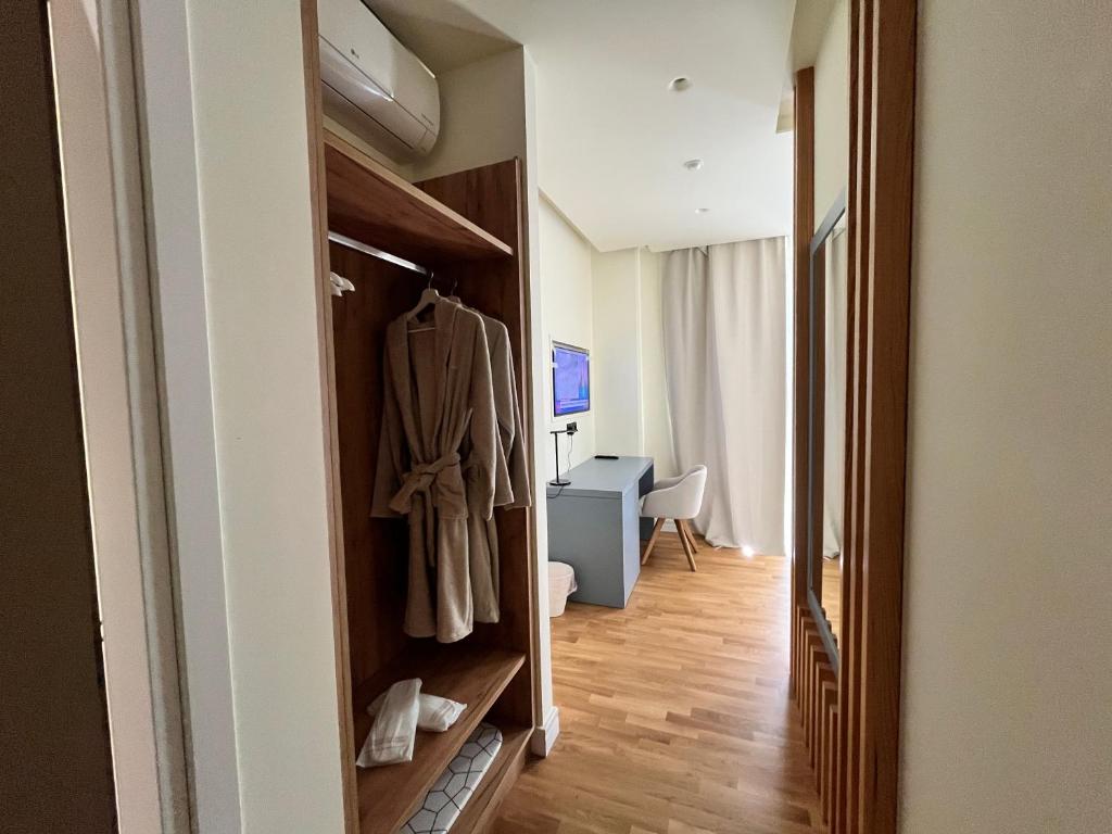 TV a/nebo společenská místnost v ubytování Elite Patras Suites
