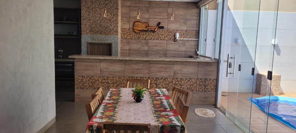 un comedor con una mesa con una planta en Casa inteira, en Rio Verde