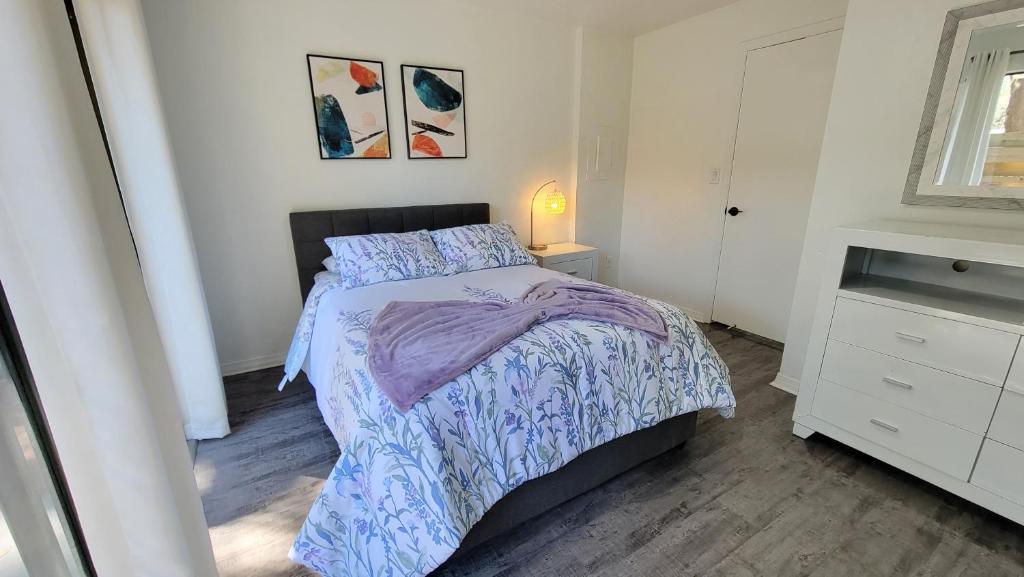 Discover Luxury Condo Steps Away from Celebration Pointe and I-75!客房内的一张或多张床位