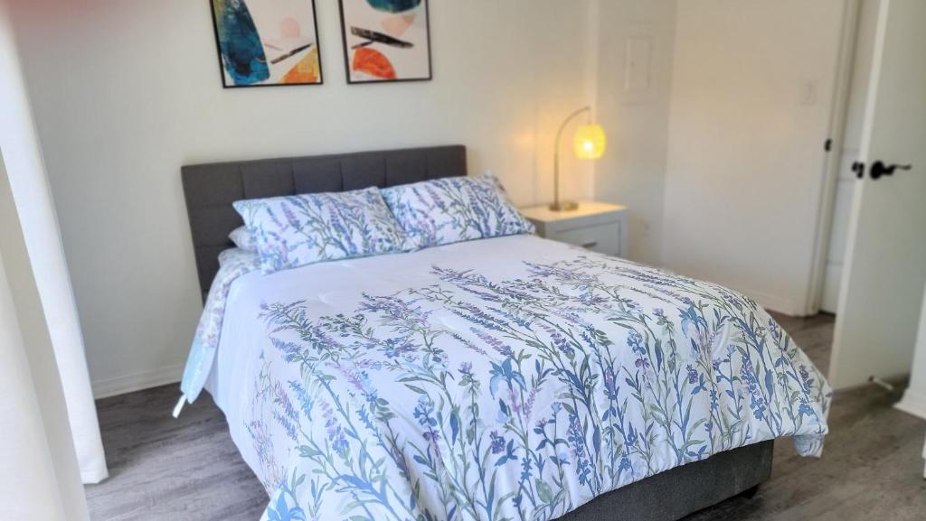 Discover Luxury Condo Steps Away from Celebration Pointe and I-75!客房内的一张或多张床位