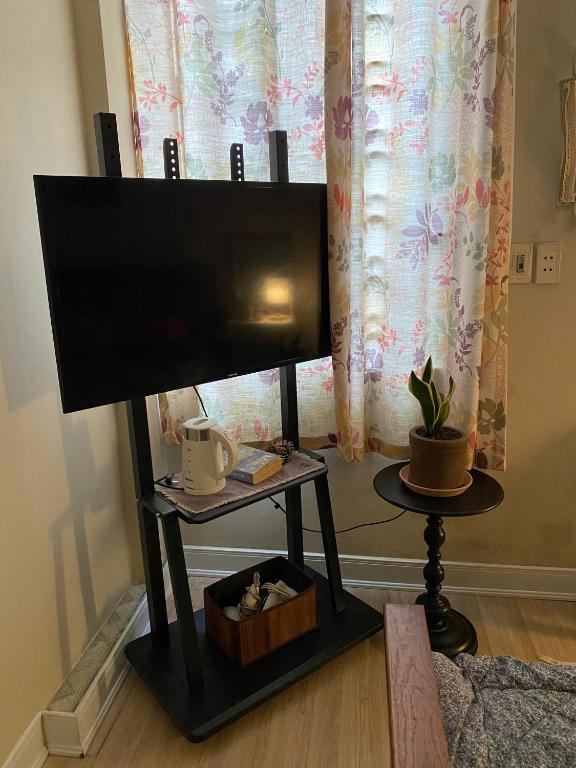 TV a/nebo společenská místnost v ubytování Quynh Nest Homestay