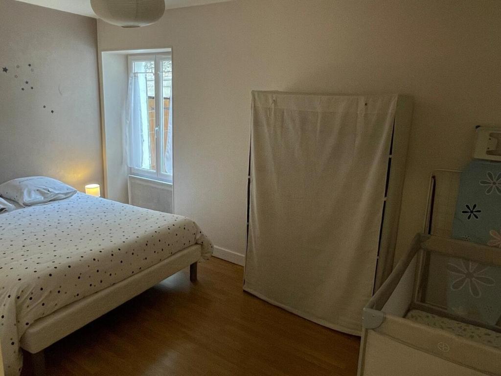 Postel nebo postele na pokoji v ubytování L'eutopia au cœur de Chablis, parking gratuit