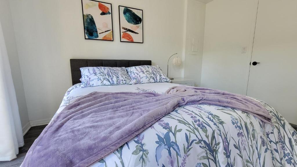 Discover Luxury Condo Steps Away from Celebration Pointe and I-75!客房内的一张或多张床位