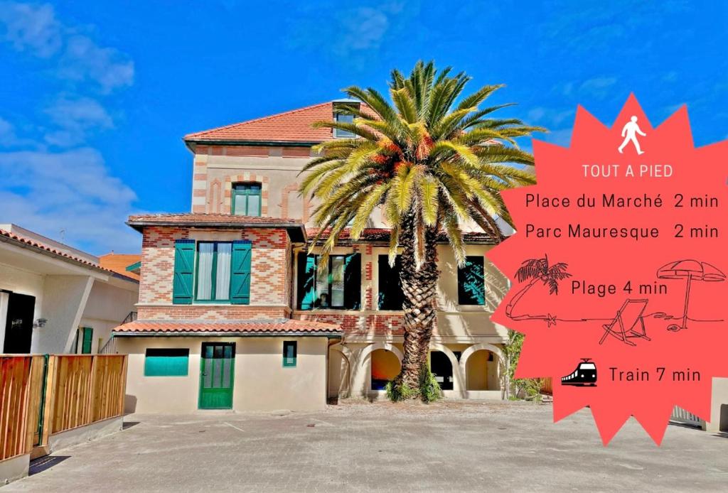 une maison avec un palmier devant dans l'établissement Arcachon Plage et Cœur de Ville, à Arcachon