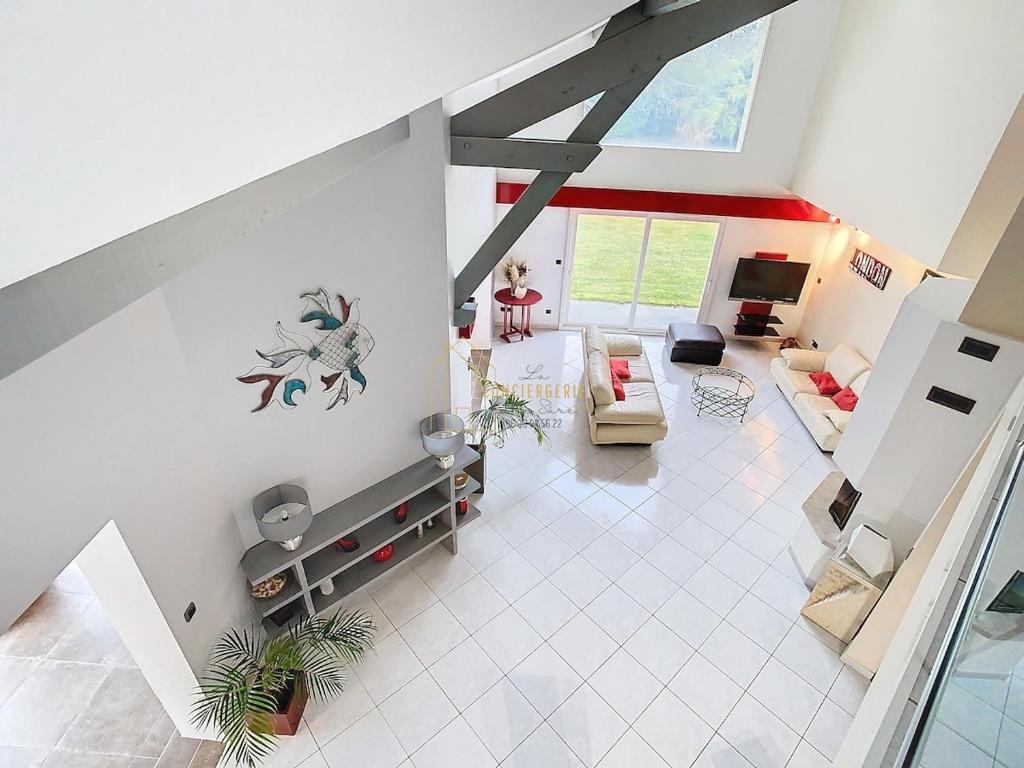 Photo de la galerie de l'établissement Les Oliviers du Dauphiné, 13 pers 5ch pool-spa, à La Chapelle-de-la-Tour