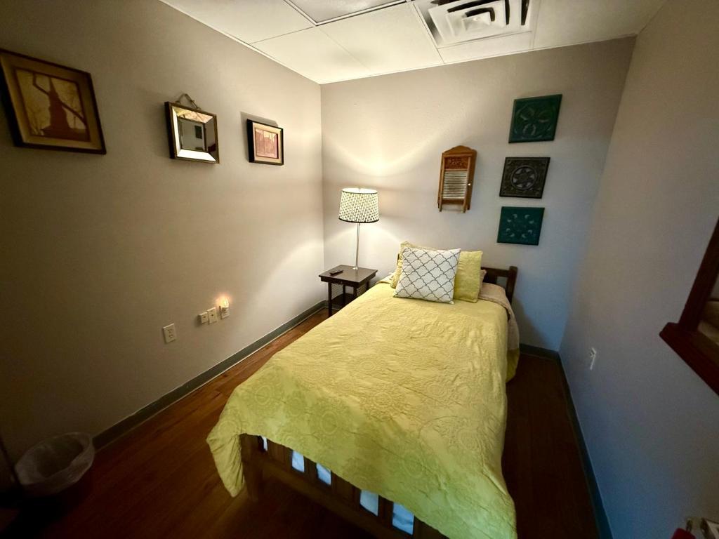 Letto o letti in una camera di A Place to Stay Reservations Rooms