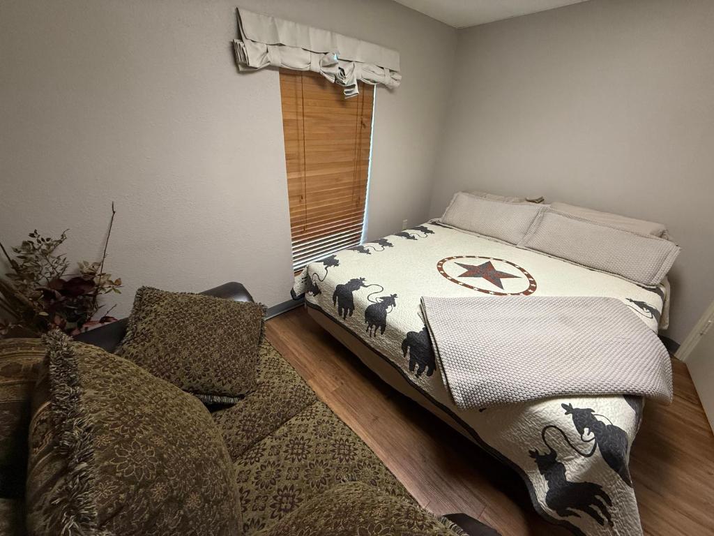 Letto o letti in una camera di A Place to Stay Reservations Rooms