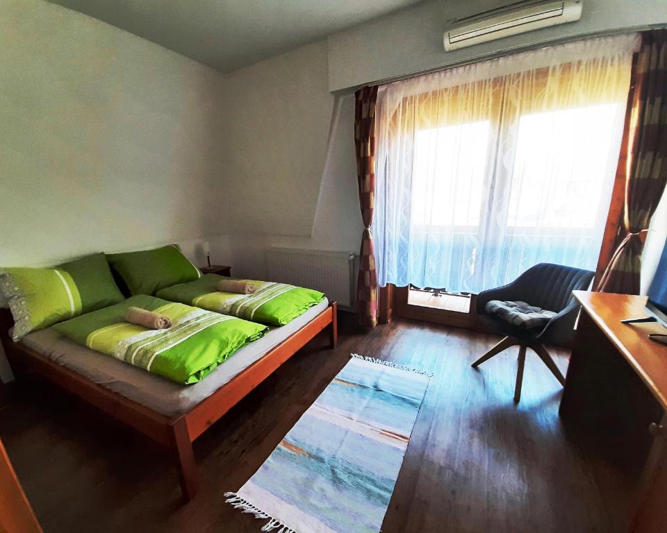 Postel nebo postele na pokoji v ubytování Szt Kristóf Bed and Breakfast