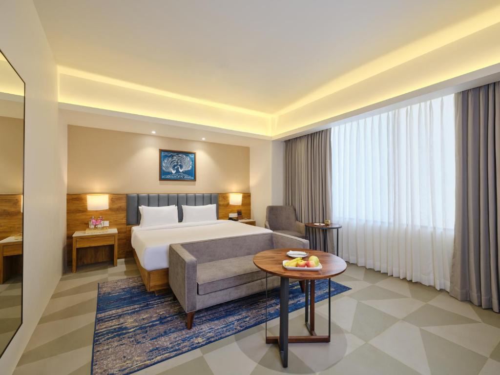 Una cama o camas en una habitación de Regenta Dwarka