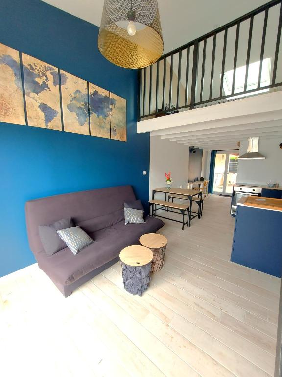 un salon avec un canapé et une table dans l'établissement PLAIN PIED, avec mezzanine et espace extérieur 10min Puy du F, aux Herbiers