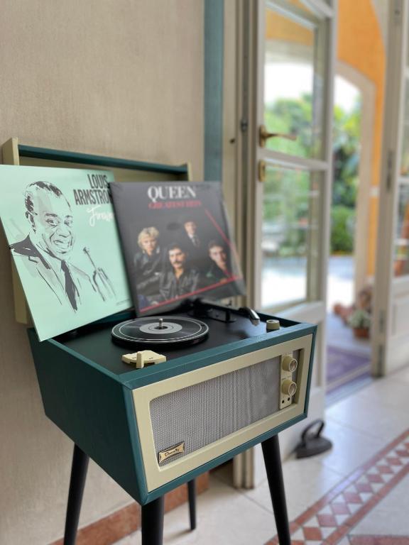 TV a/nebo společenská místnost v ubytování Villa Palmira Kinderfreies Hotel