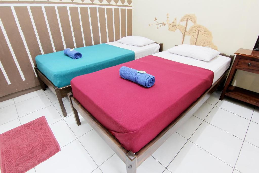 Postel nebo postele na pokoji v ubytování Monica Hotel Yogyakarta