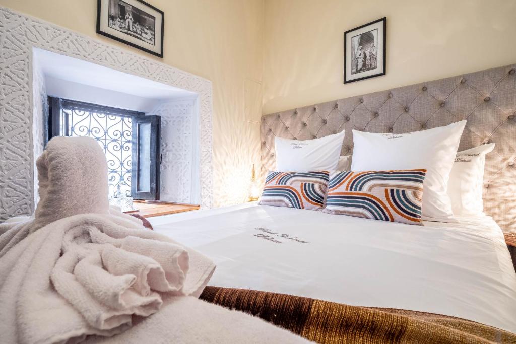 Postel nebo postele na pokoji v ubytování Riad Kamal Deluxe