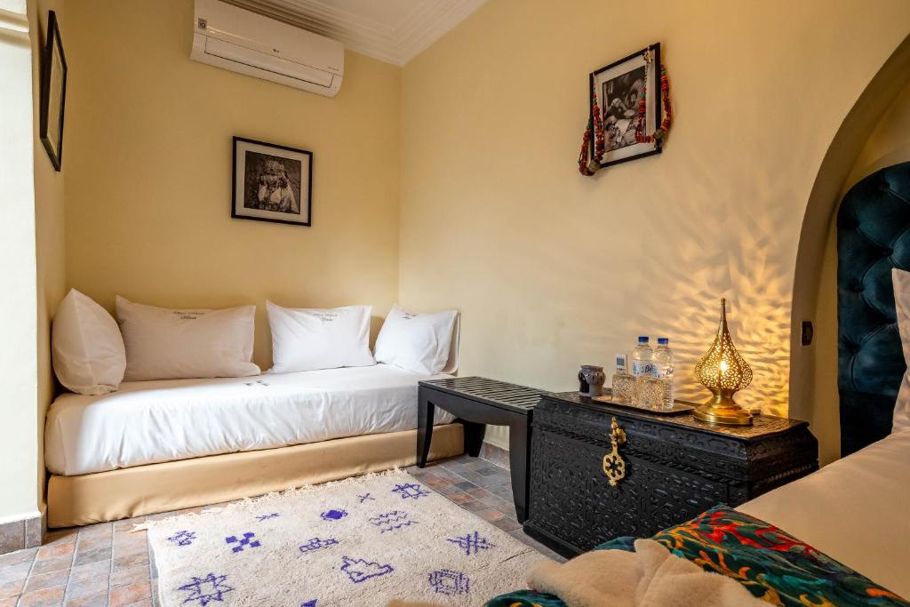 Postel nebo postele na pokoji v ubytování Riad Kamal Deluxe