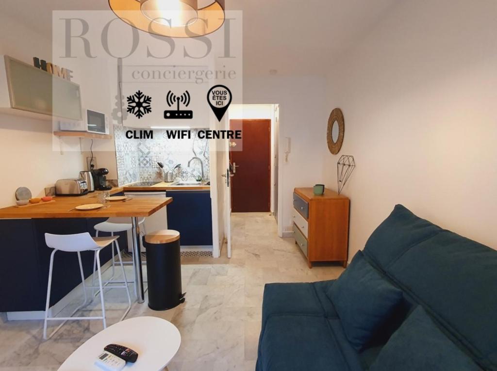 un salon avec un canapé et une table et une cuisine dans l'établissement Suite Voile Clim Wifi Terrasse Plages 2min - ROSSIconciergerie - Linge inclus, à La Grande Motte